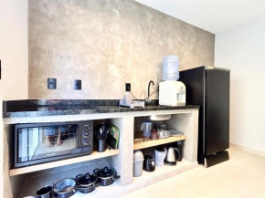001 - Apartamento monoambiente em lindo residencial com piscina na praia de Bombas